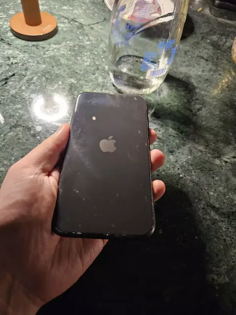Homem ganha novo iPhone sem câmera na parte traseira e há um