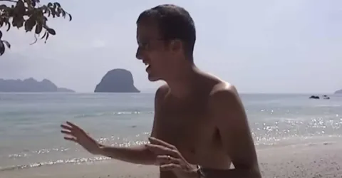Homem não sabia que estava filmando as primeiras ondas do tsunami de 2004 que matou 220 mil pessoas