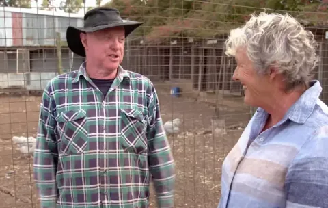 Homem nascido com genitais masculinos e femininos só descobr