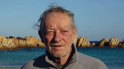 Homem passou 32 anos sozinho em uma ilha porque não queria c