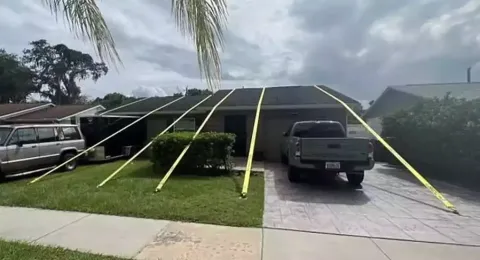 Homem que amarrou sua casa em preparação para o Furacão Milt