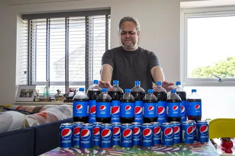 Homem que bebia 30 latas de Pepsi por dia durante 20 anos re