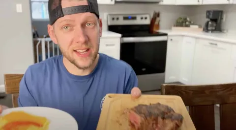 Homem que comeu apenas carne vermelha e ovos por um ano inte