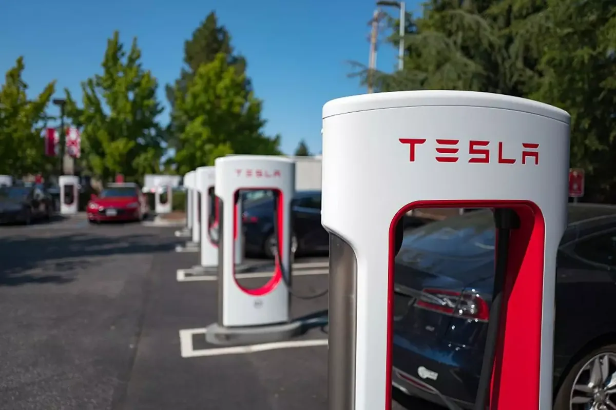 Homem que dirigiu um Tesla de 9 anos com 400.000 km rodados