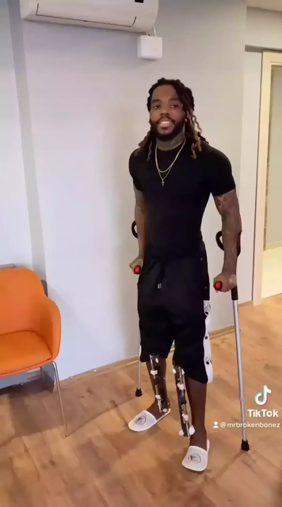Homem que passou por cirurgia para aumentar a altura e foi d