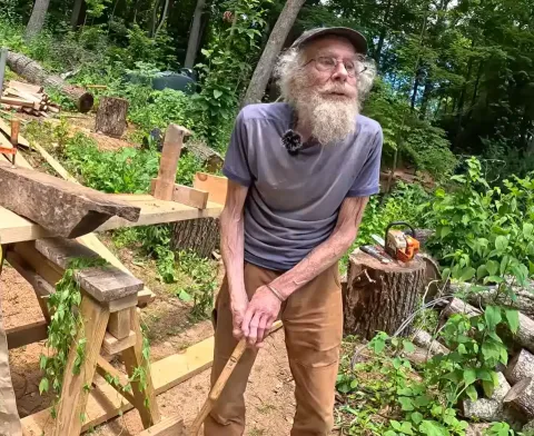 Homem que viveu isolado na floresta por mais de 50 anos reve