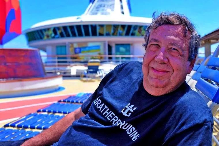Homem sofre as consequências após viver em um navio de cruze