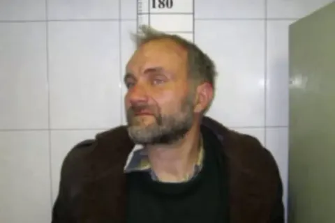 Homem tinha 29 bonecas em sua casa, mas nenhuma delas era de