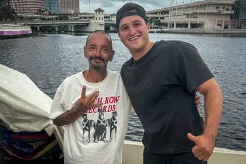 Homem viraliza ao se recusar a abandonar barco enquanto fura
