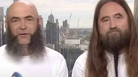 Homens que possuem o “hambúrguer mais antigo do mundo” do Mc