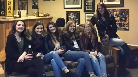 Ilusão bizarra de mulheres sentadas deixou pessoas confusas