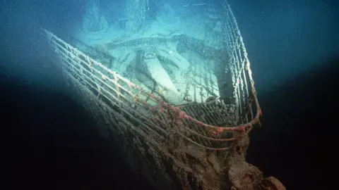 Imagens dos destroços do Titanic revelaram garrafas que continuam fechadas no fundo do oceano