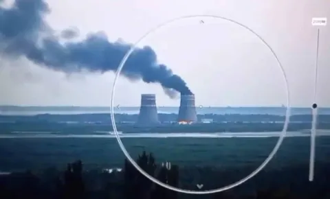 Incêndio em torre da maior estação nuclear da Europa preocupa à medida que guerra avança
