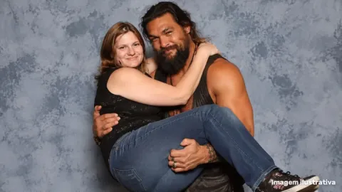 Jason Momoa segurou fã que usava cadeira de rodas para uma f