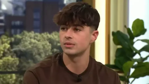 Jovem de 23 anos revela como ganha $ 40.000 por mês vendendo