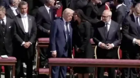 Leitor labial ‘revela’ as 4 palavras que Melania sussurrou p