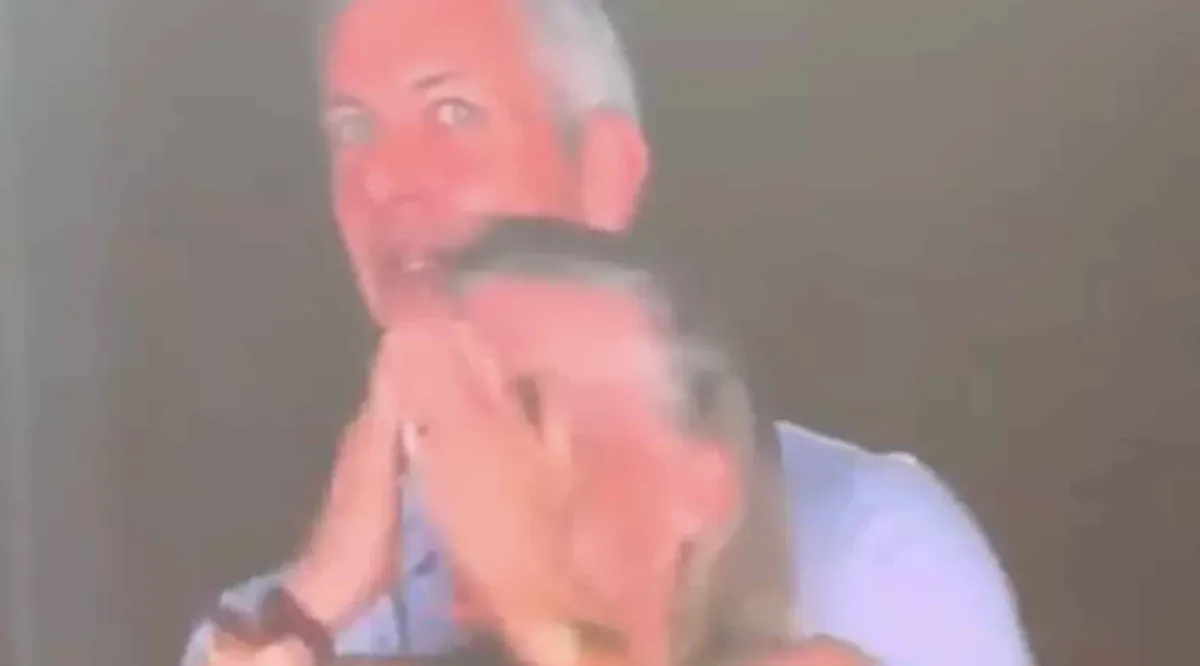 Leitor labial revela “o que o CEO disse à mulher” após ser f