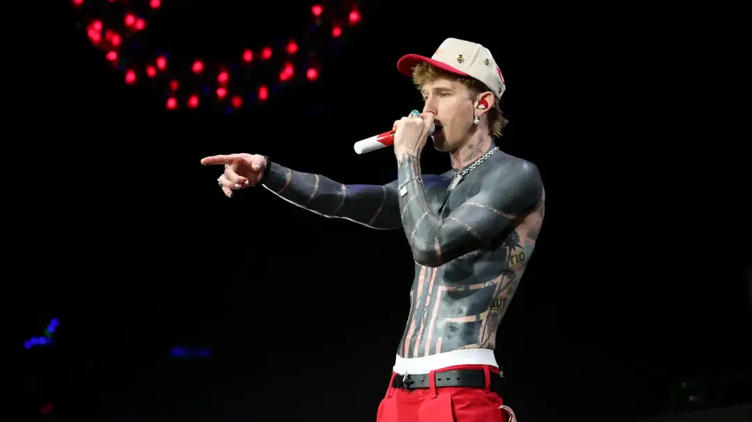 Machine Gun Kelly revela efeitos colaterais assustadores apó