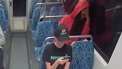 Mãe de homem que matou ucraniana em trem se manifesta sobre 