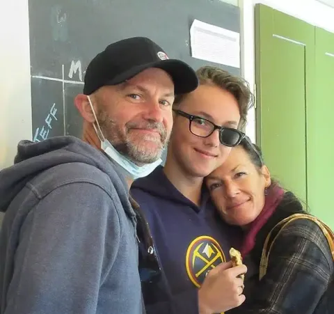 Mãe de menino que morreu oito meses após ser diagnosticado c