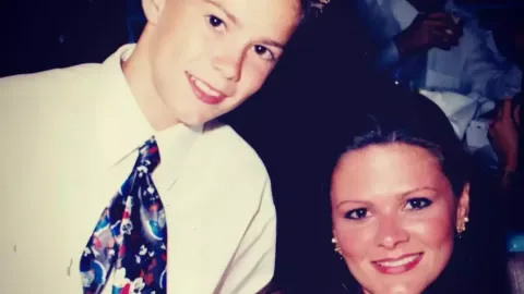 Mãe, informada de que o filho tinha tirado a própria vida, fica chocada ao descobrir o corpo dele exposto em um museu