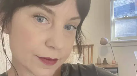 Mãe solteira, de 48 anos, diagnosticada com Alzheimer de iní