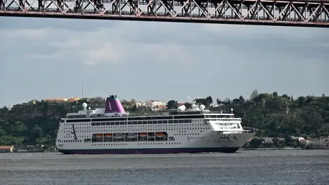 Mais de 1.700 pessoas ficam presas em um segundo navio de cr