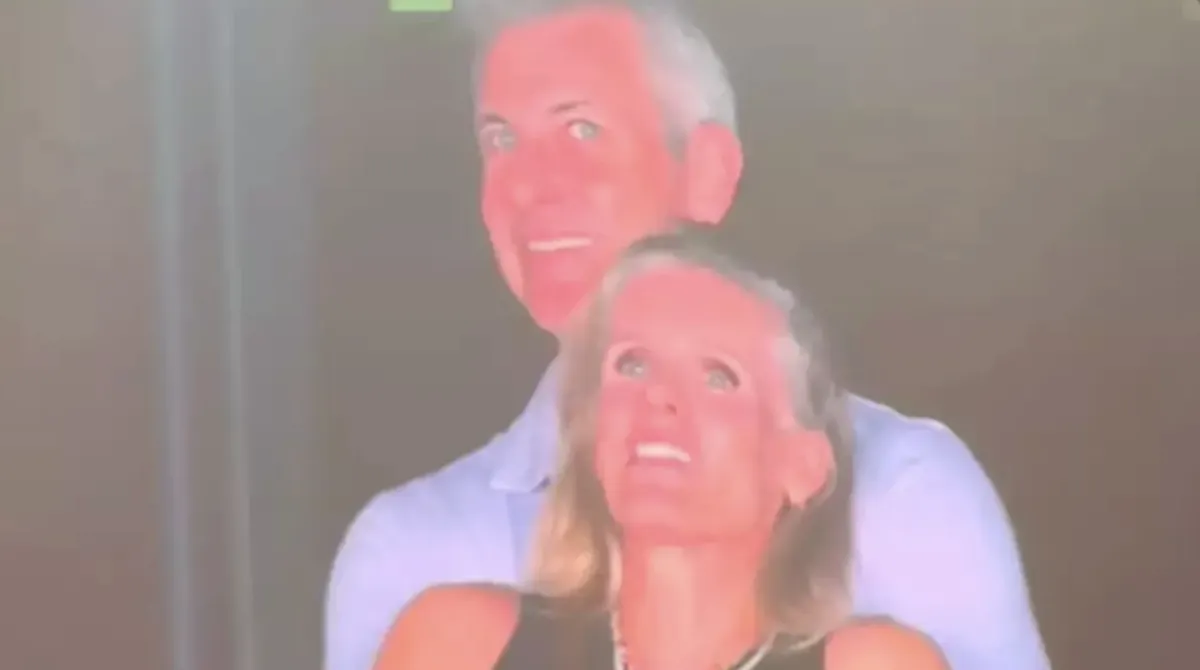 Marido de funcionária flagrada com CEO no telão do show do C