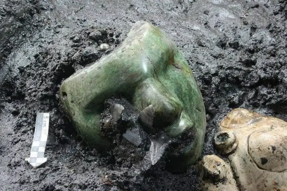 Máscara de 2000 anos descoberta na base da Pirâmide do Sol f