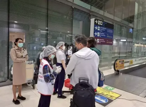 Médica emite alerta após surto de vírus sem cura, enquanto aeroportos adotam medidas no estilo da COVID