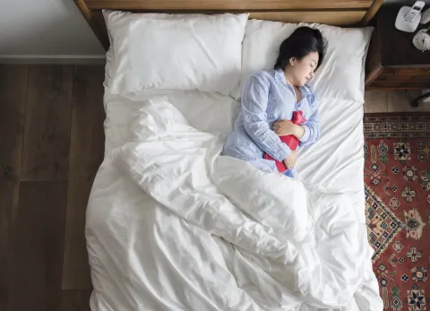 Médico alerta sobre posição de dormir que é uma das piores p