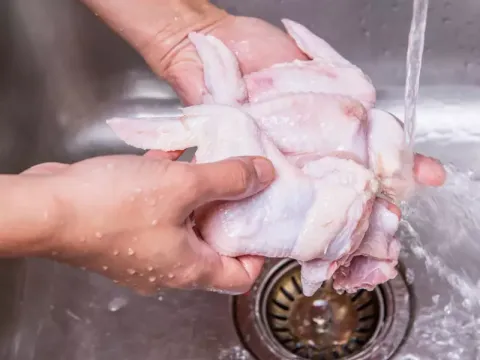 Médico explica por que você ‘nunca’ deve lavar o frango an