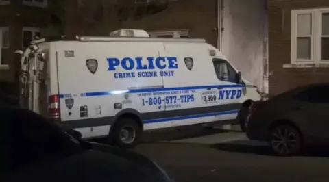 Menina de 4 anos é encontrada viva em casa, presa com os cor