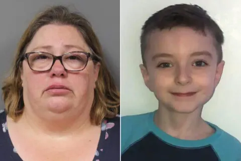 Menino de 10 anos morre asfixiado após sua mãe adotiva, de 1