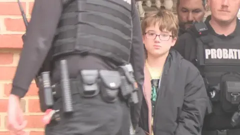 Menino de 11 anos acusado de matar o pai por ter “tirado o N