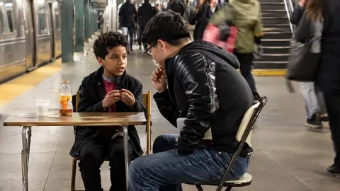 Menino de 11 anos cobrava US$ 2 por conselhos no metrô e aju
