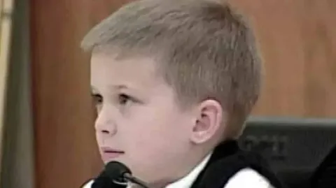 Menino que disse ao tribunal que sua mãe afogou a irmã quand