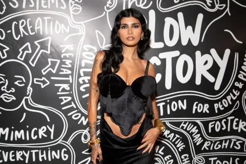 Mia Khalifa compartilha raio-X do próprio corpo para “reivindicar” a própria imagem após deixar a indústria adulta