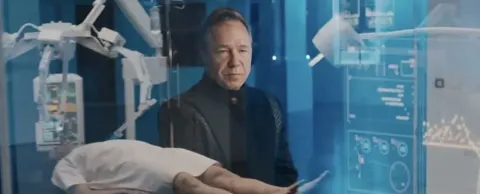 Minissérie da Netflix é “absurdamente divertida” e já foi ma