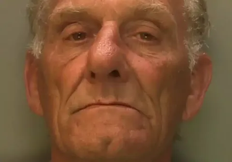 Momento arrepiante em que homem leva crianças ao McDonald’s após assassinar os pais