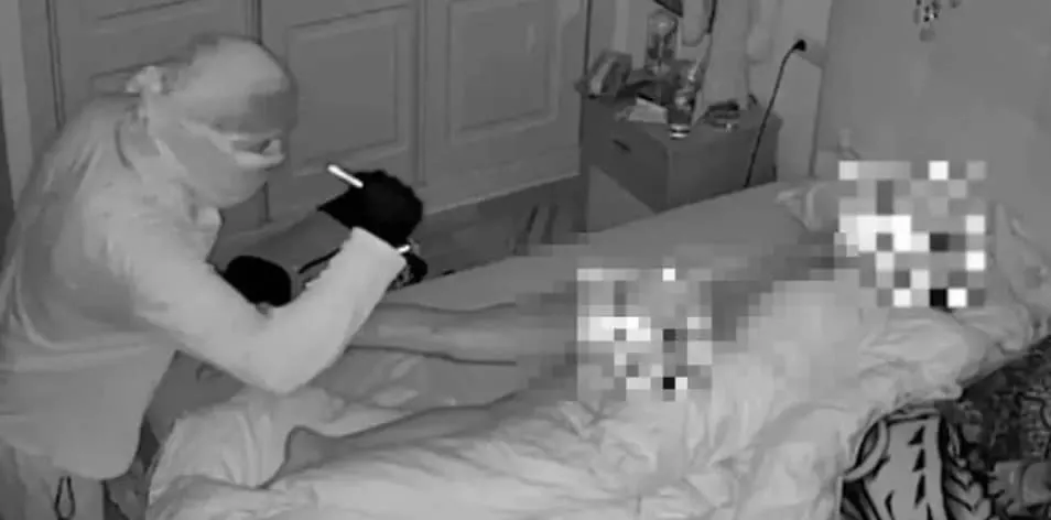 Momento assustador em que invasor observa mulher nua com lan