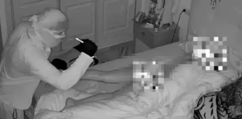 Momento assustador em que invasor observa mulher nua com lan