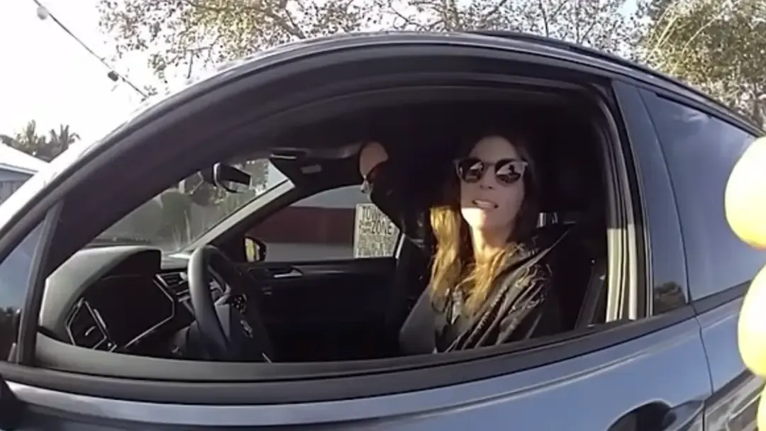 Momento bizarro em que um policial para uma mulher por supos