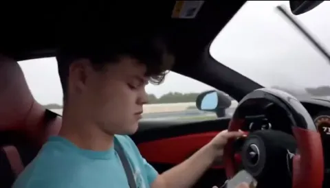 Momento chocante em que YouTuber bate carro de 200 mil dólar