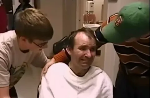 Momento comovente em que bombeiro que passou 10 anos em coma