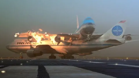 Momento devastador em que dois aviões colidiram na decolagem