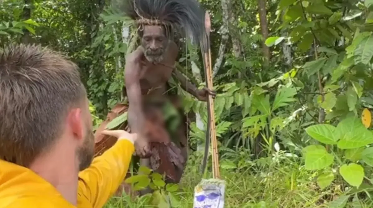 Momento em que tiktoker foge de “tribo canibal” após oferece
