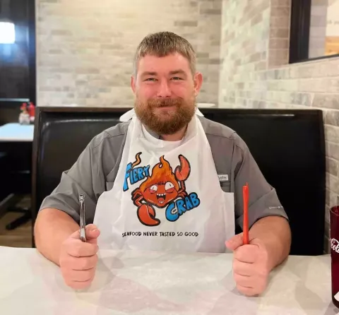 Momento emocionante em que homem que arrancou um pelo encravado, e depois recebeu apenas 4% de chance de sobreviver, acorda do coma