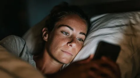 Motivo surpreendente pelo qual nunca usamos o celular durante os sonhos