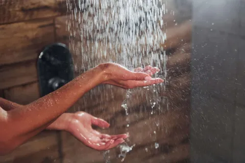 Motivos para você sempre tomar banho à noite em vez de pela 